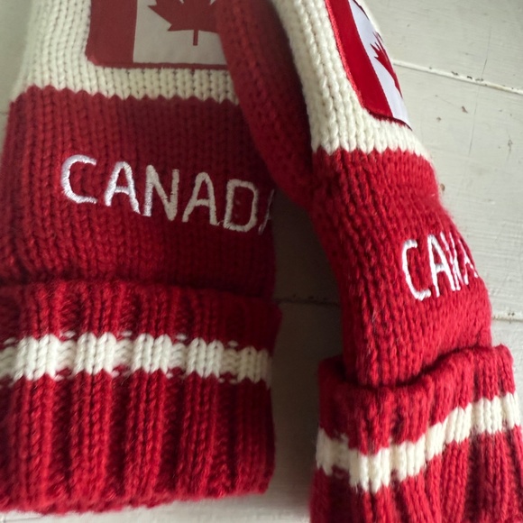 Canada Mittens Red and White - Gloves - Picture 4 of 5